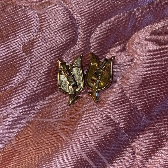 Signed 1950s Crown Trifari Designer Leaf Tulip Earrings Green Gold Tone - Picture 6 of 9